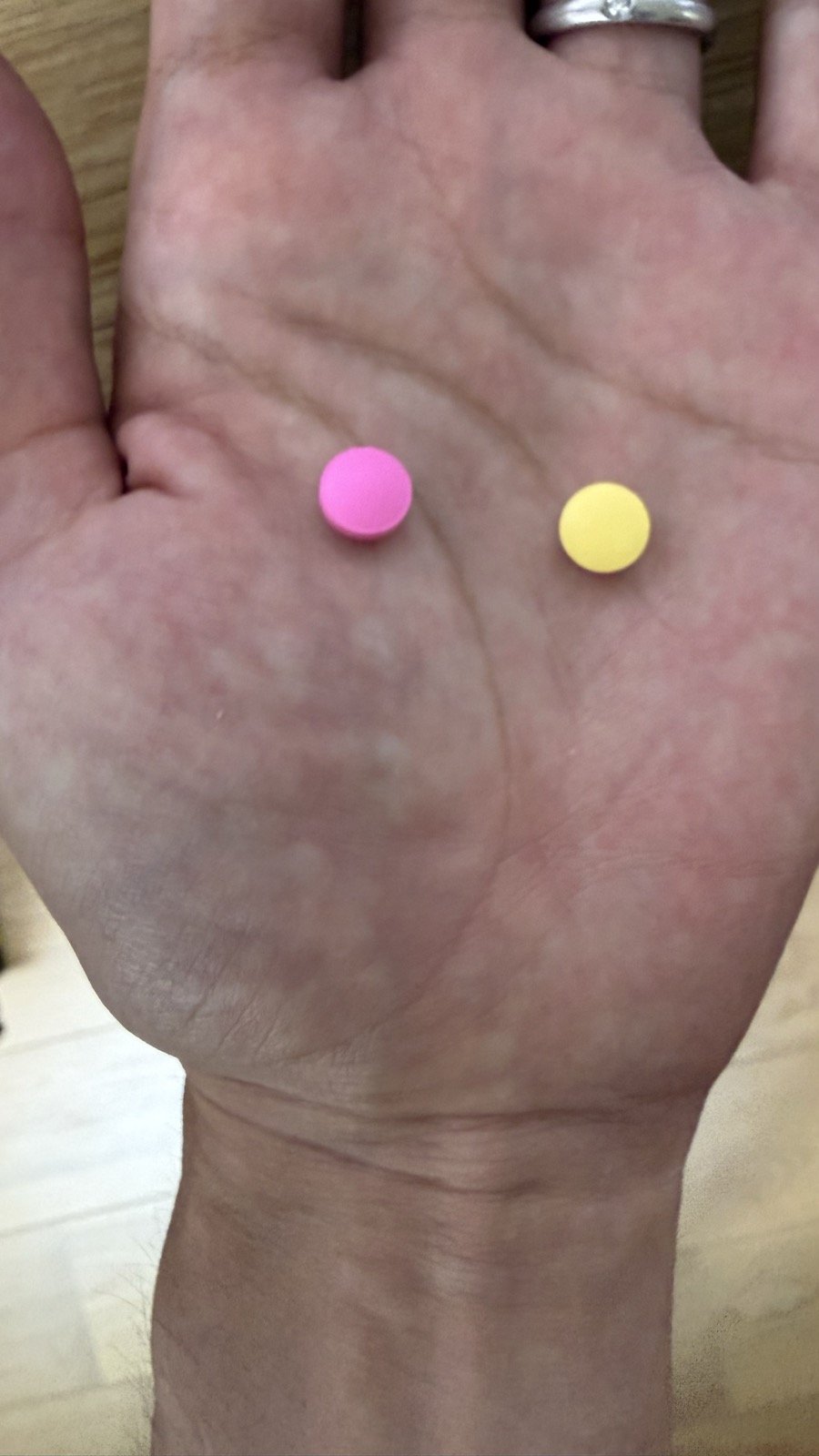 これまでの錠剤（ピンク）とデュタステリドセットの錠剤（黄色）